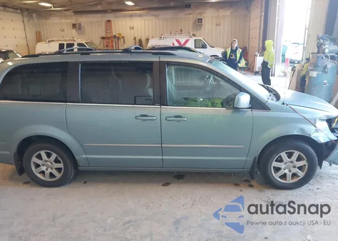 2010 Chrysler Town & Country Touring из США, поврежденный, VIN 2A4RR5D14AR142592